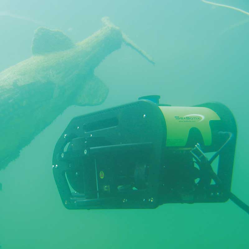 Seabotix diving robot during diving work